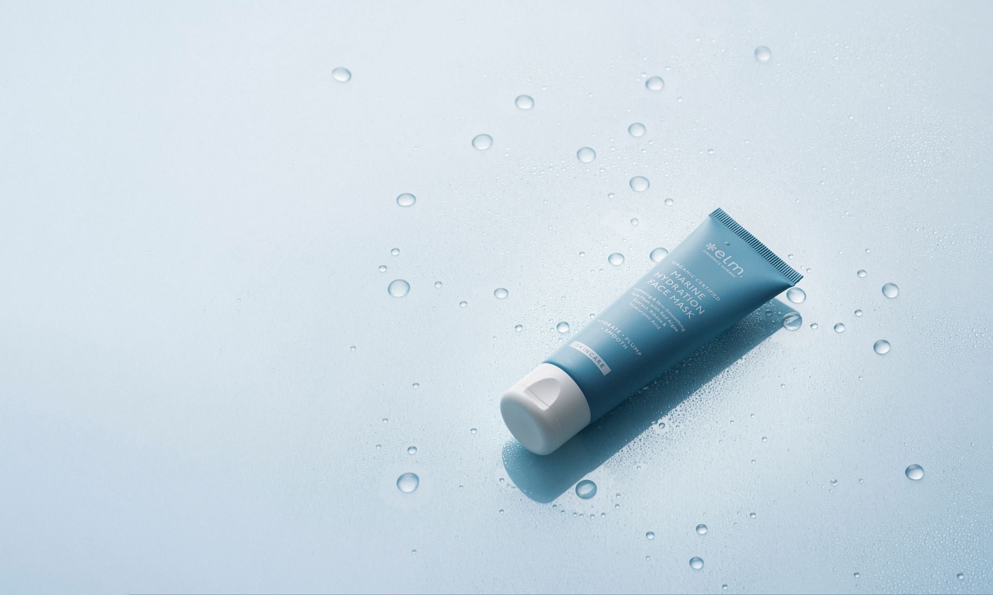 Marine Hydration Face Mask liggende blant vanndråper