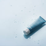 Marine Hydration Face Mask liggende blant vanndråper