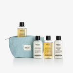 Elm Organics Travel Kit – prisvinnende pleie i praktisk reisestørrelse på 75 ml pakket i en delikat toalettmappe i myk bomull. Inneholder shampoo, balsam, dusjsåpe og Hand og Body Cream for en komplett hud- og hårpleierutine på reise, i treningsbagen eller hjemme på badet.