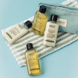 Elm Organics Travel Kit 2026 – oppgradert reisesett med prisvinnende hud- og hårpleie i 75 ml reisestørrelser. Pakket i en delikat toalettmappe i myk bomull. Inkluderer shampoo, balsam, dusjsåpe og Hand og Body Cream for en komplett pleiereise hvor enn du befinner deg.